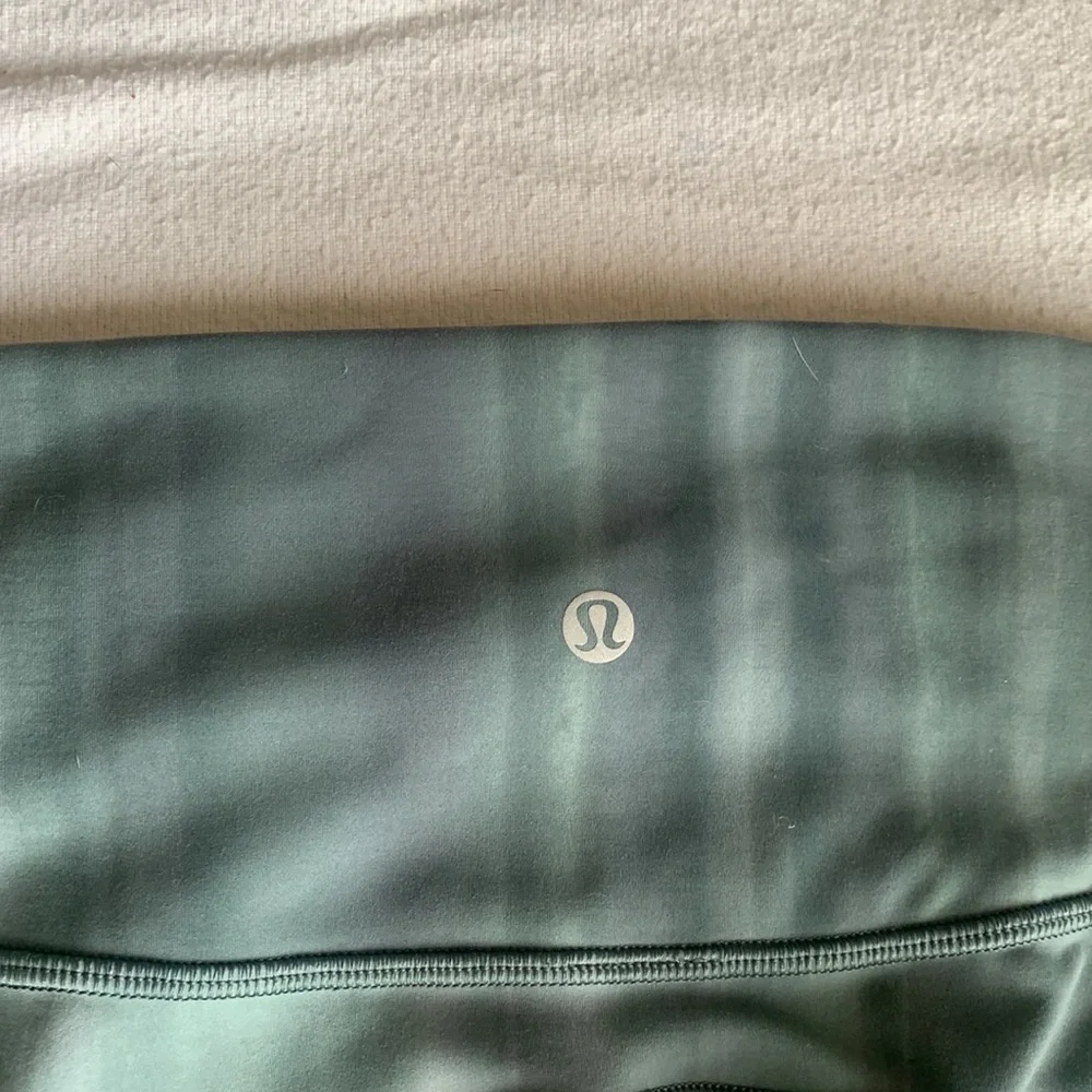 Lululemon In Movement Tight 25” Linear Spray Dye White Deep Ocean Leggings - Picture 6 of 6